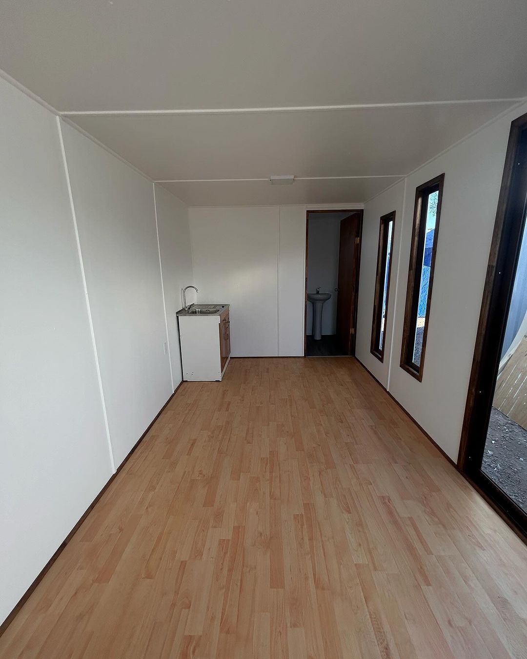 Contenedor de oficina 6×3 m (18 m²) – módulo prefabricado profesional aislado