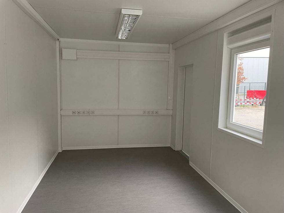 Contenedor de oficina 6,75×2,42 m – módulo prefabricado profesional de 16 m² con aislamiento reforzado