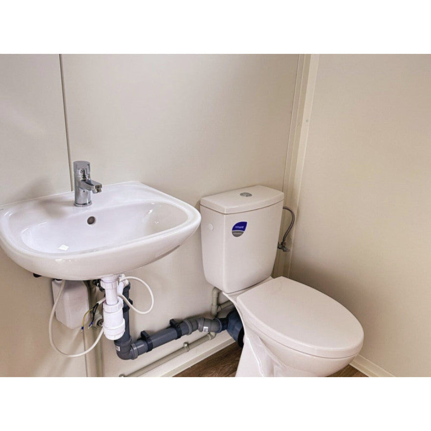 Contenedor elevado 7×3 m con grandes vitrinas, aire acondicionado y baño – módulo prefabricado tipo oficina o showroom