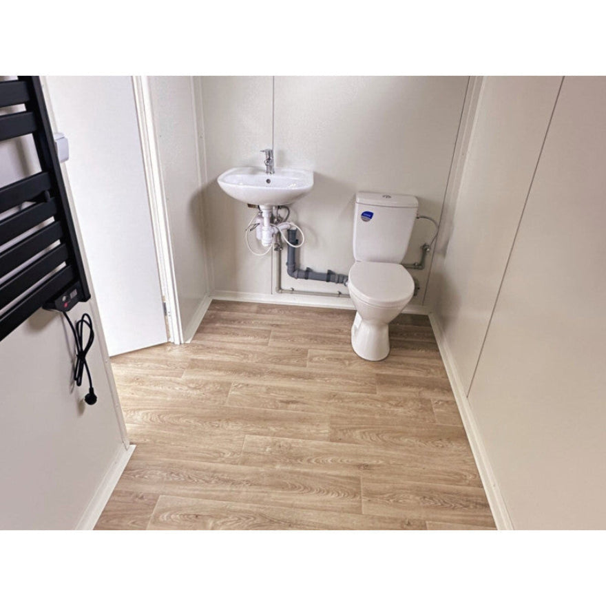 Contenedor elevado 7×3 m con grandes vitrinas, aire acondicionado y baño – módulo prefabricado tipo oficina o showroom