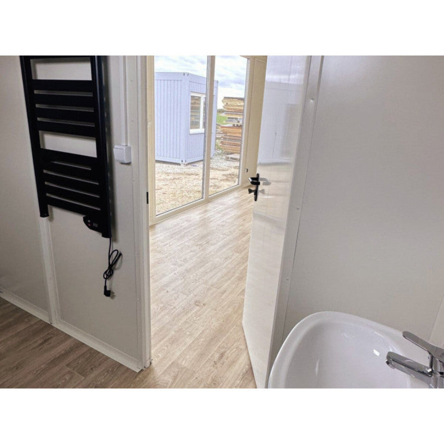 Contenedor elevado 7×3 m con grandes vitrinas, aire acondicionado y baño – módulo prefabricado tipo oficina o showroom
