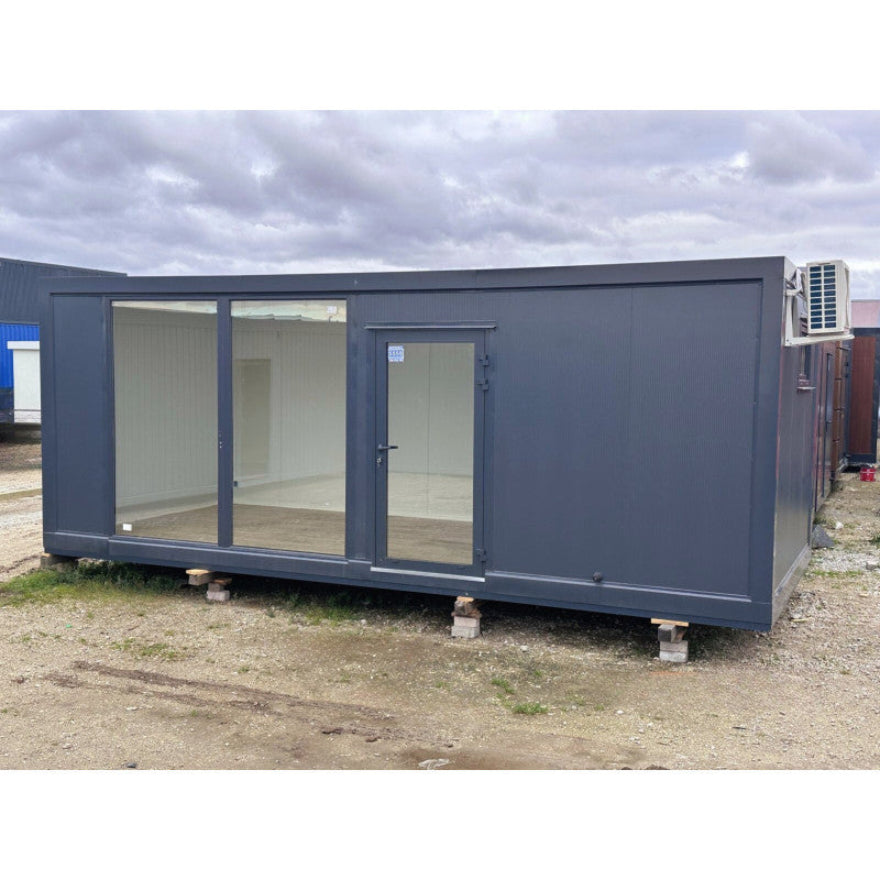 Contenedor elevado 7×3 m con grandes vitrinas, aire acondicionado y baño – módulo prefabricado tipo oficina o showroom