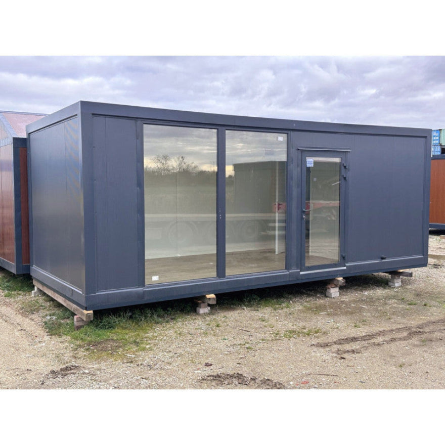 Contenedor elevado 7×3 m con grandes vitrinas, aire acondicionado y baño – módulo prefabricado tipo oficina o showroom