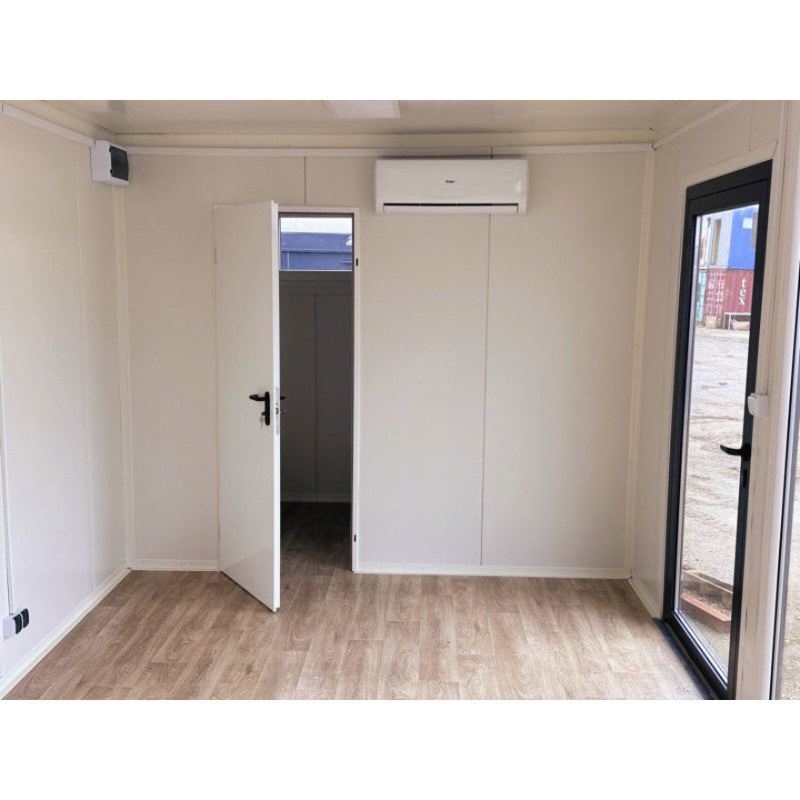 Contenedor elevado 7×3 m con grandes vitrinas, aire acondicionado y baño – módulo prefabricado tipo oficina o showroom