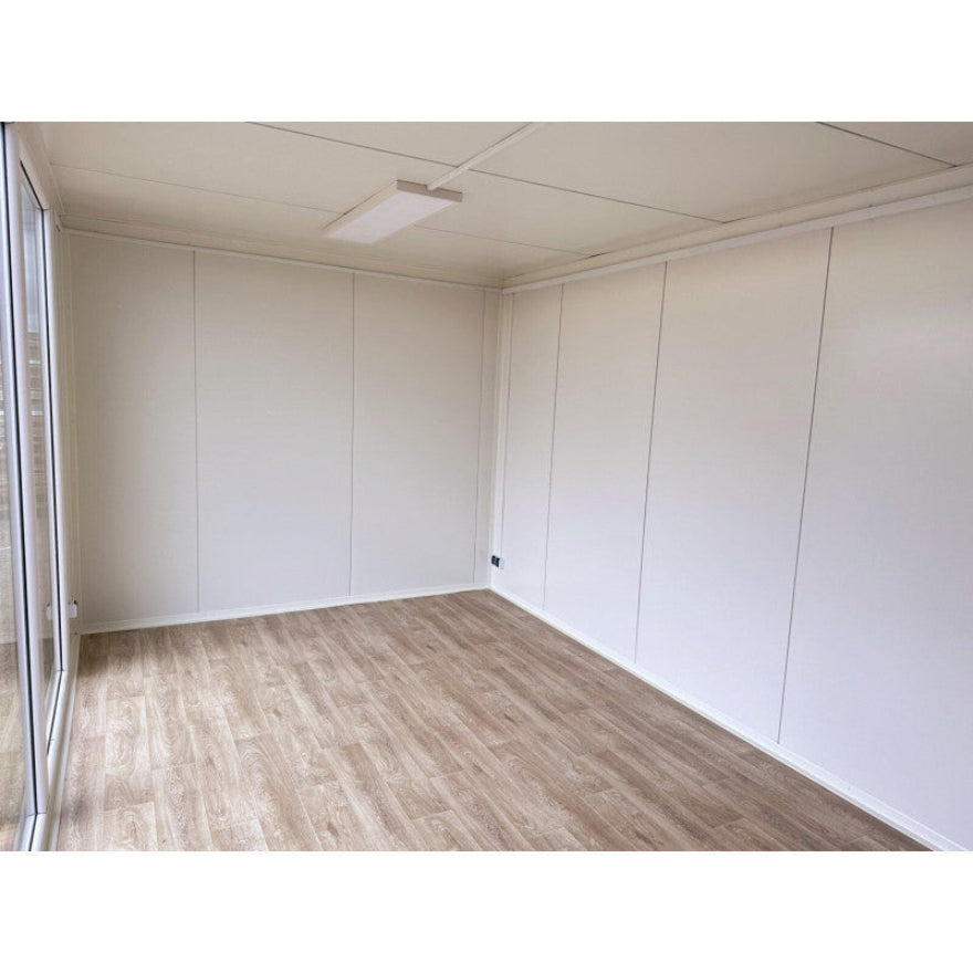 Contenedor elevado 7×3 m con grandes vitrinas, aire acondicionado y baño – módulo prefabricado tipo oficina o showroom