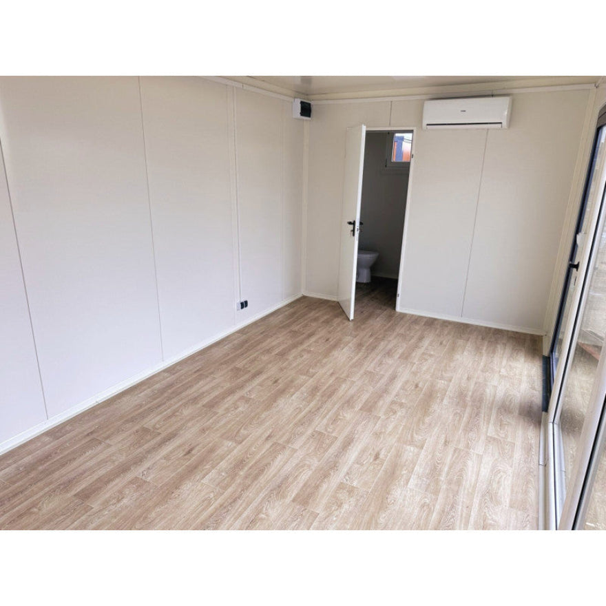 Contenedor elevado 7×3 m con grandes vitrinas, aire acondicionado y baño – módulo prefabricado tipo oficina o showroom