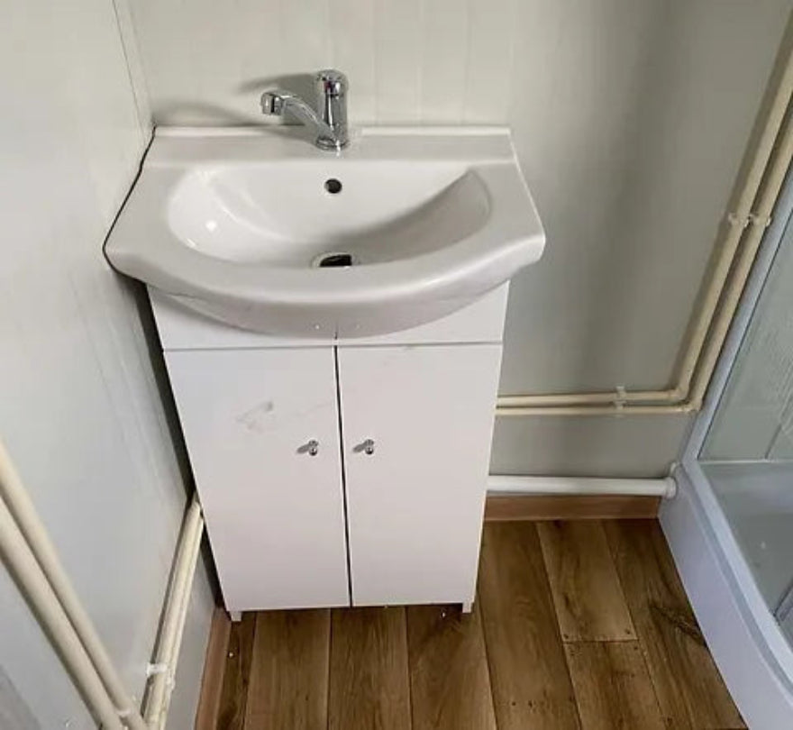 Contenedor oficina 6,00 x 2,40 con WC, ducha y cocina – módulo prefabricado habitable para obra y uso profesional