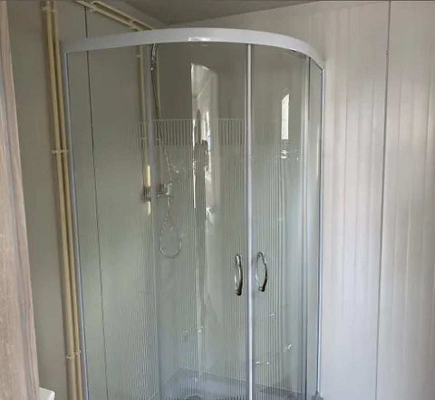 Contenedor oficina 6,00 x 2,40 con WC, ducha y cocina – módulo prefabricado habitable para obra y uso profesional