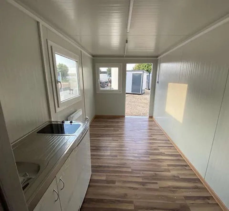 Contenedor oficina 6,00 x 2,40 con WC, ducha y cocina – módulo prefabricado habitable para obra y uso profesional