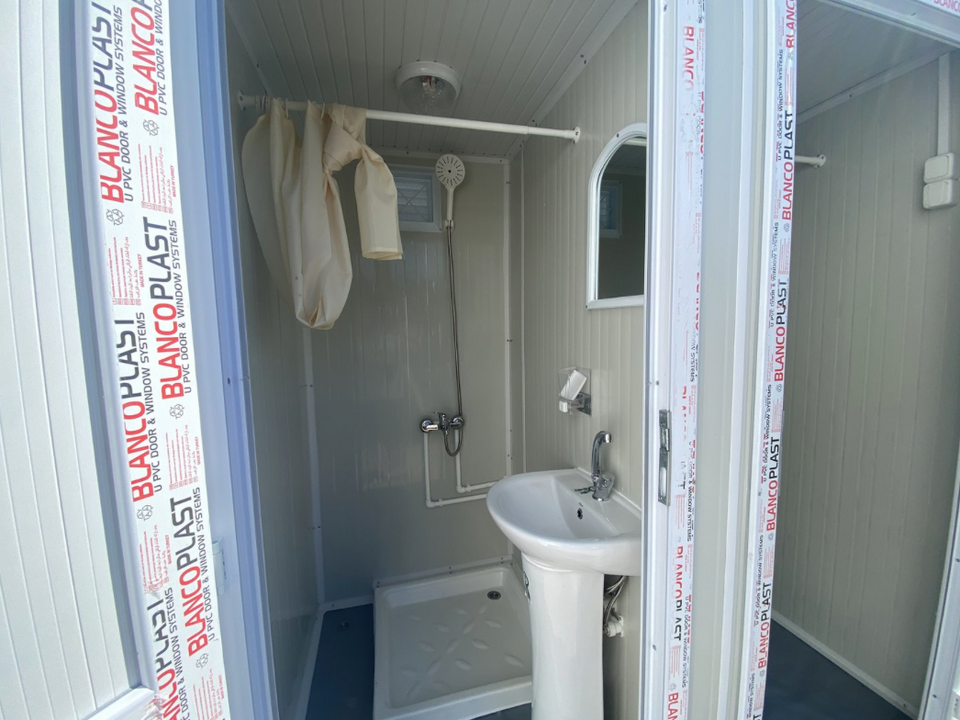 Contenedor sanitario 1,30 x 2,05 m con ducha doble – módulo compacto con 2 cabinas para uso intensivo en obra