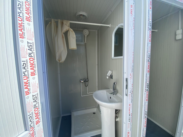 Contenedor sanitario 1,30 x 2,05 m con ducha doble – módulo compacto con 2 cabinas para uso intensivo en obra