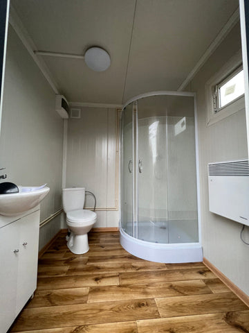 Contenedor sanitario 2,00 x 2,00 m con ducha y cisterna – módulo prefabricado con sistema de agua para obra y uso intensivo