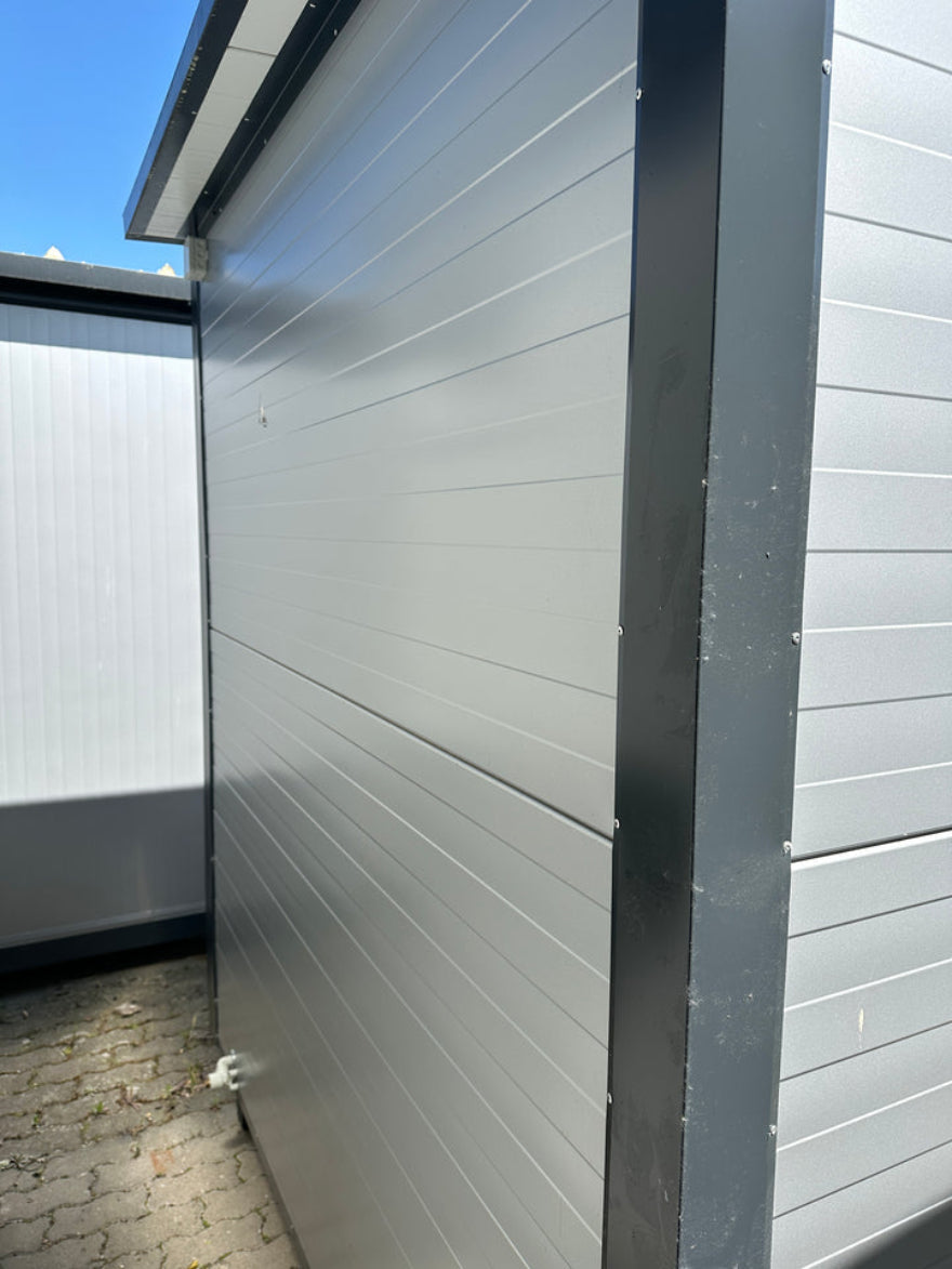 Contenedor sanitario 2,00 x 2,00 m con inodoro y urinario – módulo prefabricado compacto para obra y eventos