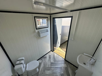 Contenedor sanitario 2,00 x 2,00 m con inodoro y urinario – módulo prefabricado compacto para obra y eventos
