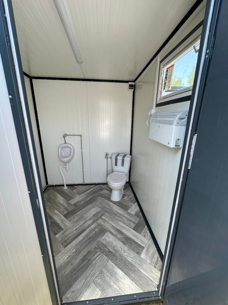 Contenedor sanitario 2,00 x 2,00 m con inodoro y urinario – módulo prefabricado compacto para obra y eventos