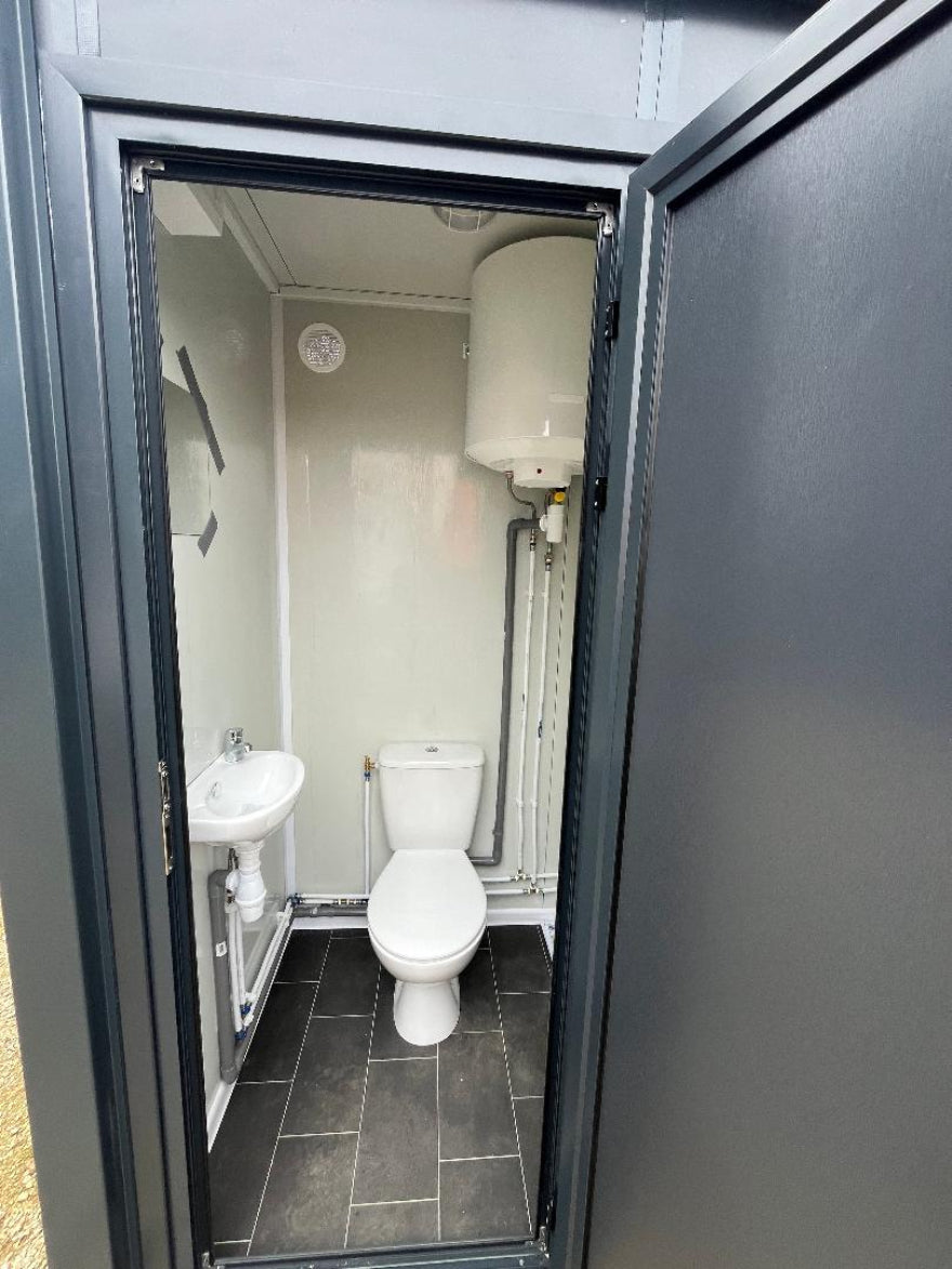 Contenedor sanitario WC + ducha conectable gris – módulo prefabricado compacto con lavabo para obra y uso intensivo