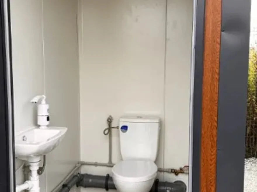 Contenedor sanitario tipo pabellón con triple cabina – módulo prefabricado de 3 WC para obra y uso intensivo