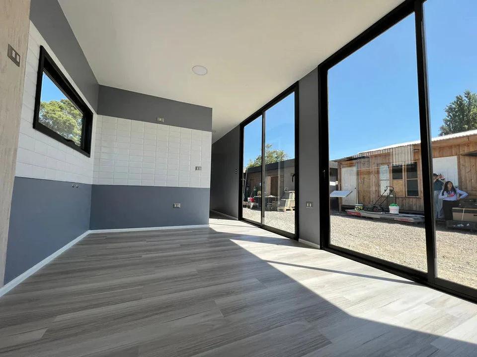 Módulo prefabricado Montes 36 m² – 2 dormitorios, baño y diseño moderno con amplios ventanales