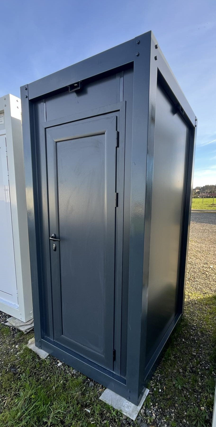 Módulo sanitario WC simple color gris – cabina prefabricada compacta con lavabo para obra y uso profesional