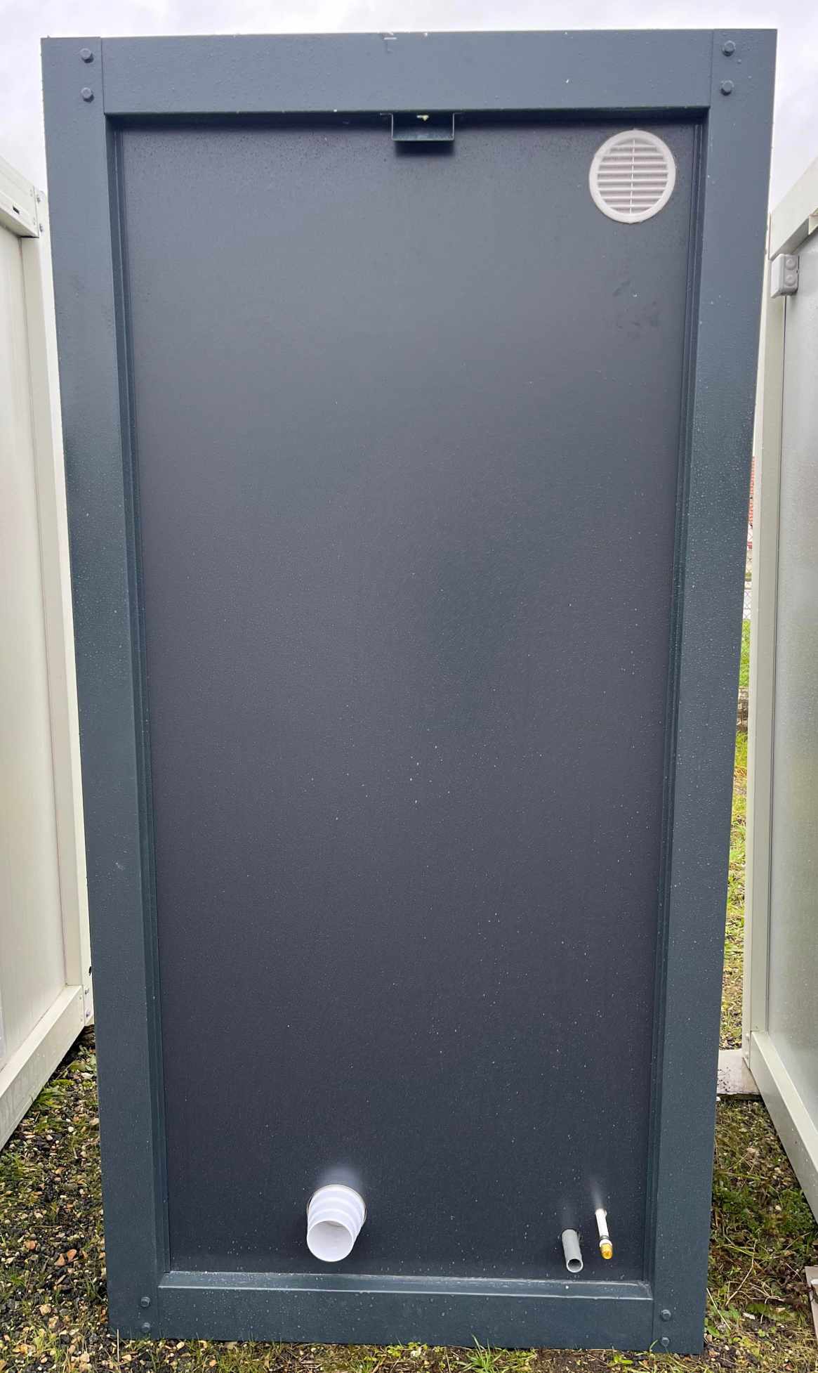 Módulo sanitario WC simple color gris – cabina prefabricada compacta con lavabo para obra y uso profesional
